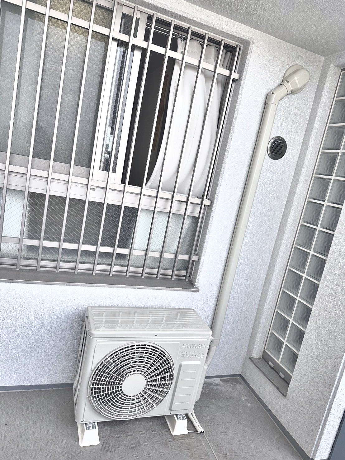 ベランダに設置した室外機と配管